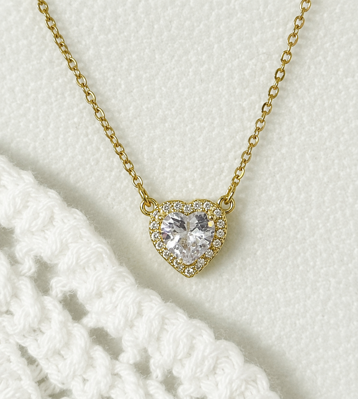 Altın Rengi Zirkon Taş Kalp Figür Çelik Kolye